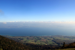 Vue sur le lac de Neuchâtel et, par temps dégagé, les Alpes