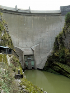 Au pied du barrage du Châtelot