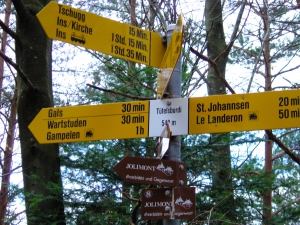 Panneau indicateur vers les blocs erratiques à Tüfelsburdi