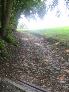Le chemin pavé. La proximité de la Vy-d'Etra pourrait faire penser qu'il s'agit d'une antique voie romaine.