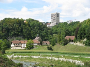 Vue de la Promenade de la Maigrauge, du couvent au bord de la Sarine.