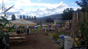L'entrée du Swiss Labyrinthe, avec tables et bancs, stands de boissons, de nourriture et jeux gonflables pour les enfants 