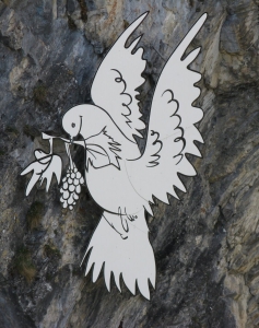 Accrochée à la falaise proche de la passerelle, la colombe de la paix dessinée par Hans Erni