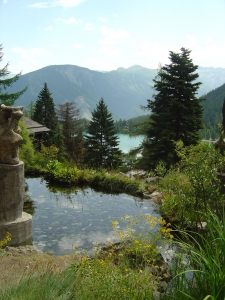 Vue sur le lac de Champex, depuis le jardin alpin