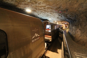 Le train, à l'intérieur des mines