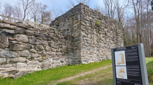 Le château de Bossonnens et un panneau didactique