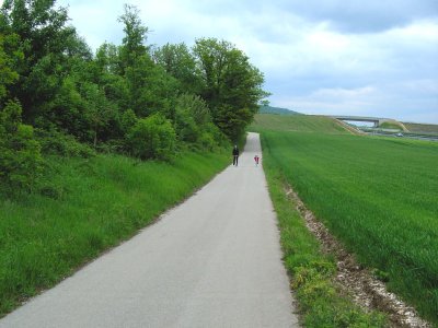 Un sentier à travers champs, se prêtant fort bien à une balade en trottinette